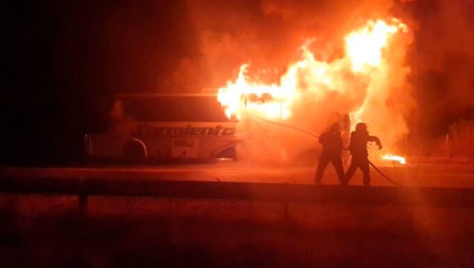 RUTA 38: UN COLECTIVO DE LA EMPRESA SARMIENTO SE PRENDIÓ FUEGO.