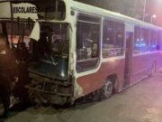 BUENOS AIRES: CHOCÓ A 12 AUTOS DESPUÉS DE HABER ROBADO UN COLECTIVO ESCOLAR Y SER PERSEGUIDO POR 22 KM.