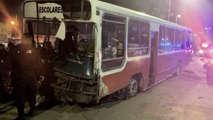 BUENOS AIRES: CHOCÓ A 12 AUTOS DESPUÉS DE HABER ROBADO UN COLECTIVO ESCOLAR Y SER PERSEGUIDO POR 22 KM.
