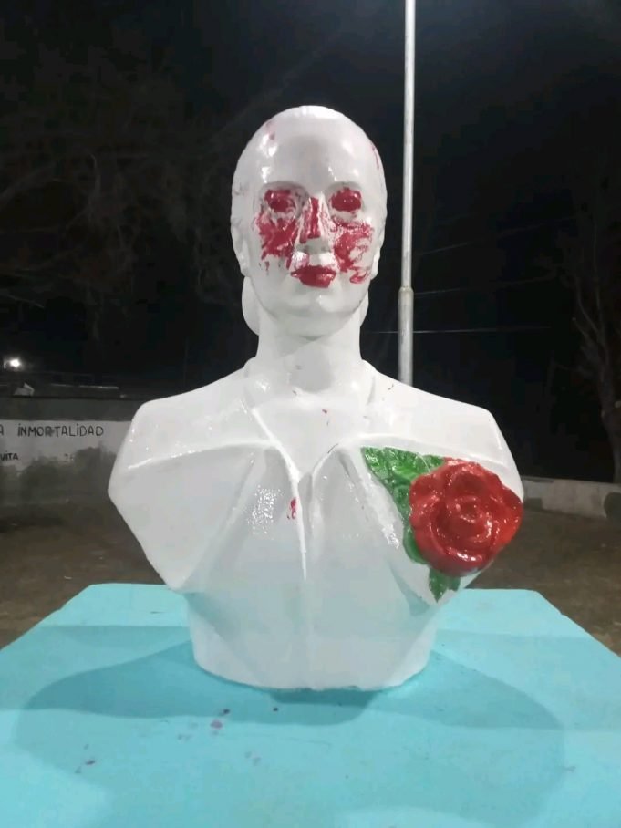 DEAN FUNES: VANDALIZARON EL BUSTO DE EVA DUARTE EN B° 9 DE JULIO.