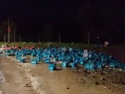 ¡Y SÍ!: VOLCÓ UN CAMIÓN CON CERVEZAS Y VECINOS SE LLEVARON TODA LA CARGA.