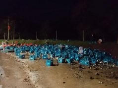 ¡Y SÍ!: VOLCÓ UN CAMIÓN CON CERVEZAS Y VECINOS SE LLEVARON TODA LA CARGA.