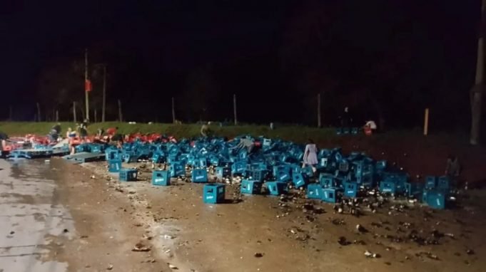 ¡Y SÍ!: VOLCÓ UN CAMIÓN CON CERVEZAS Y VECINOS SE LLEVARON TODA LA CARGA.