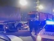 PANAMERICANA TRÁGICA: TRES MUERTOS Y UN HERIDO TRAS CHOCAR UN AUTO CON UN CAMIÓN. LAS VÍCTIMAS HUÍAN DE LA POLICIA.