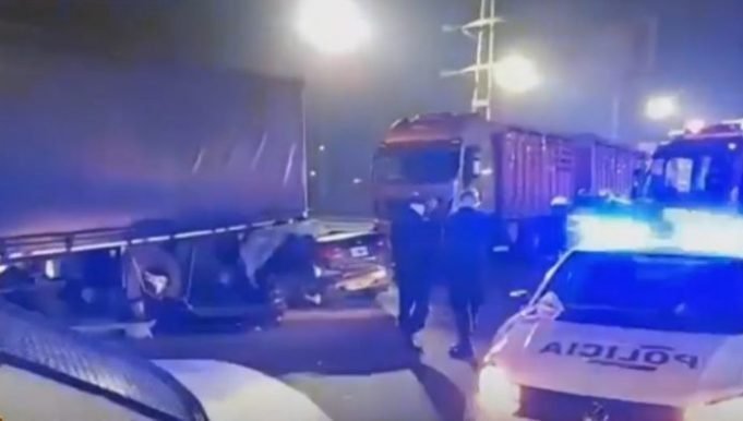PANAMERICANA TRÁGICA: TRES MUERTOS Y UN HERIDO TRAS CHOCAR UN AUTO CON UN CAMIÓN. LAS VÍCTIMAS HUÍAN DE LA POLICIA.