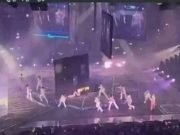 ▶️ PASA EN REDES: UNA PANTALLA GIGANTE APLASTÓ A INTEGRANTES DEL GRUPO MIRROR. ¡MIRÁ LAS IMÁGENES!