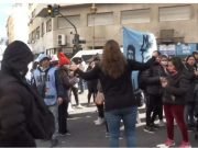PASA EN REDES: UNA MUJER LIBERÓ EL TRÁNSITO EN MEDIO DE UN PIQUETE EN BS. AS.