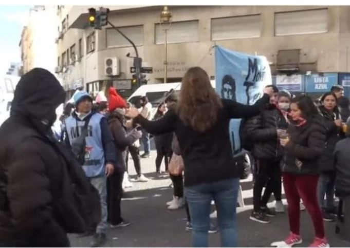 PASA EN REDES: UNA MUJER LIBERÓ EL TRÁNSITO EN MEDIO DE UN PIQUETE EN BS. AS.
