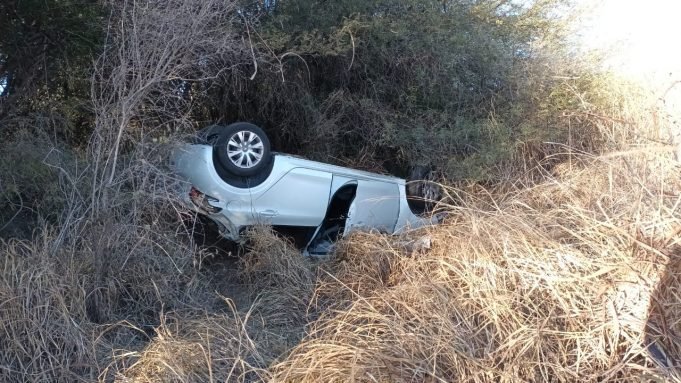 UN POLICIA SE DIO VUELTA EN SU AUTO EN EL PARAJE LOS SAUCES POR RUTA NACIONAL N9.