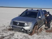 OTRA VEZ SOPA: 4 VEHÍCULOS SE EMPANTANARON EN LAS SALINAS Y PERSONAL POLICIAL DEBIÓ ASISTIRLOS.