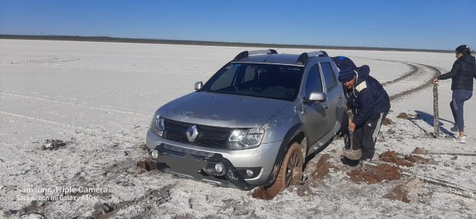 OTRA VEZ SOPA: 4 VEHÍCULOS SE EMPANTANARON EN LAS SALINAS Y PERSONAL POLICIAL DEBIÓ ASISTIRLOS.