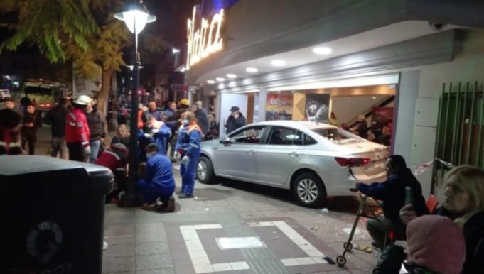 MENDOZA: UN AUTO ATROPELLÓ A 20 PERSONAS A LA SALIDA DE LA OBRA DE SOLEDAD SILVEYRA Y VERONICA LINÁS.