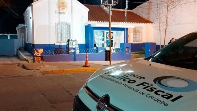 LA FALDA: SEIS POLICÍAS DETENIDOS POR LA MUERTE DE UN HOMBRE EN LA COMISARÍA.