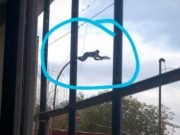 ¡INCREÍBLE! SE COLGÓ DE UN POSTE DE LUZ PARA ROBAR LAS LÁMPARAS LED EN B° SAN LUCAS DE CÓRDOBA.