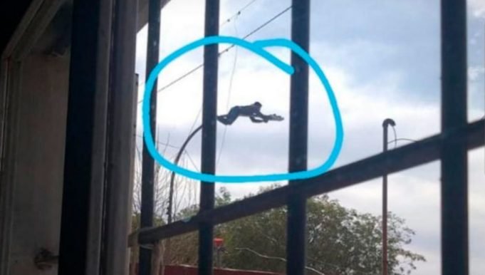 ¡INCREÍBLE! SE COLGÓ DE UN POSTE DE LUZ PARA ROBAR LAS LÁMPARAS LED EN B° SAN LUCAS DE CÓRDOBA.