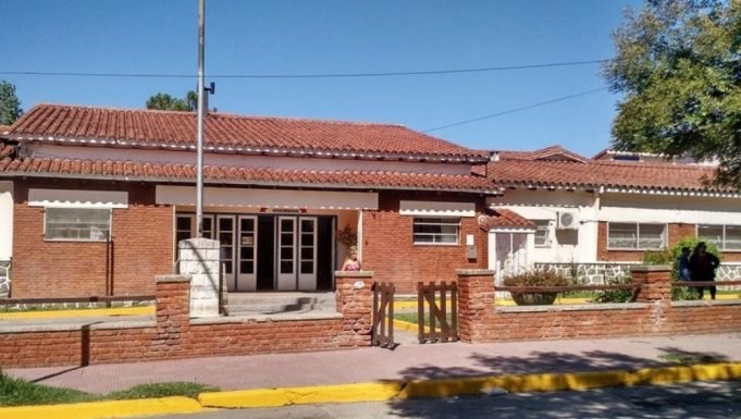 LA FALDA: UN VECINO HALLÓ A UNA JOVEN EN LA VÍA PÚBLICA CON QUEMADURAS EN SU CUERPO.