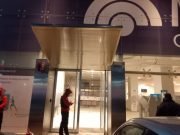 TOLERANCIA CERO: UNA MUJER MUY ALTERADA ROMPIÓ LA PUERTA DE UN BANCO EN CÓRDOBA.