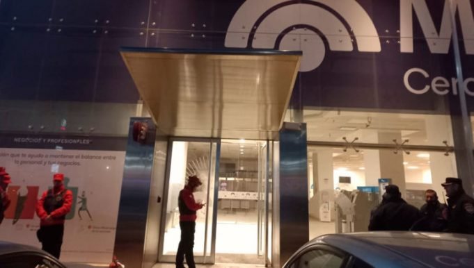 TOLERANCIA CERO: UNA MUJER MUY ALTERADA ROMPIÓ LA PUERTA DE UN BANCO EN CÓRDOBA.