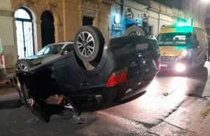 Bº ALBERDI: AMIGAS VOLVIAN DE FESTEJAR SU DIA Y SE DIERON VUELTA EN SU AUTO.