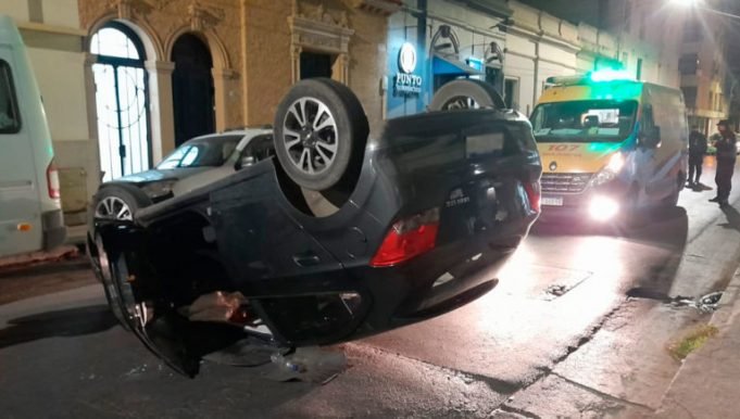 Bº ALBERDI: AMIGAS VOLVIAN DE FESTEJAR SU DIA Y SE DIERON VUELTA EN SU AUTO.