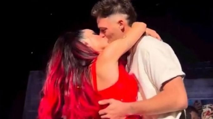 PASA EN REDES: LALI Y SANTI MARATEA PROTAGONIZARON UN FOGOSO CHAPE PARA CUMPLIR UNA PROMESA.