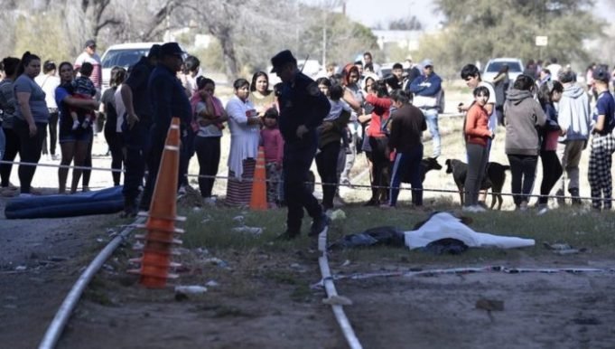 CÓRDOBA: UNA MUJER MURIÓ ARROLLADA POR UN TREN. LLEVABA EN BRAZOS A SU BEBÉ QUE ALCANZÓ A ARROJAR PARA SALVARLO PERO ESTÁ GRAVE.