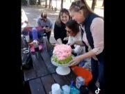 PASA EN REDES: UN GRUPO DE AMIGAS SACARON UNA TORTA DE UNA PALANGANA DE UNA MANERA MUY GRACIOSA. ¡MIRÁ!