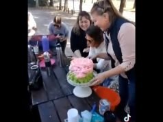 PASA EN REDES: UN GRUPO DE AMIGAS SACARON UNA TORTA DE UNA PALANGANA DE UNA MANERA MUY GRACIOSA. ¡MIRÁ!