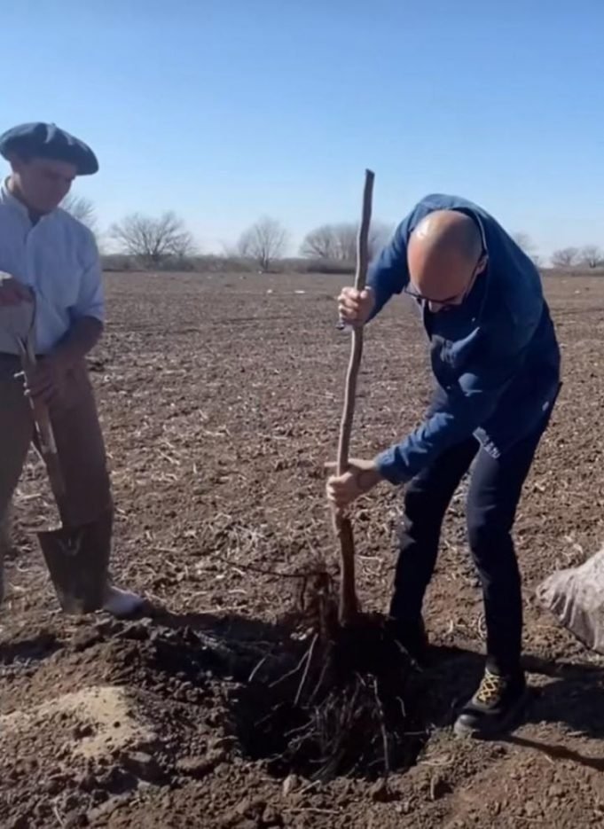 ABEL PINTOS PLANTARÁ 6.000 ÁRBOLES EN SU CIUDAD BONAERENSE DE MERCEDES. ¡YA PLANTÓ LOS PRIMEROS MIL!