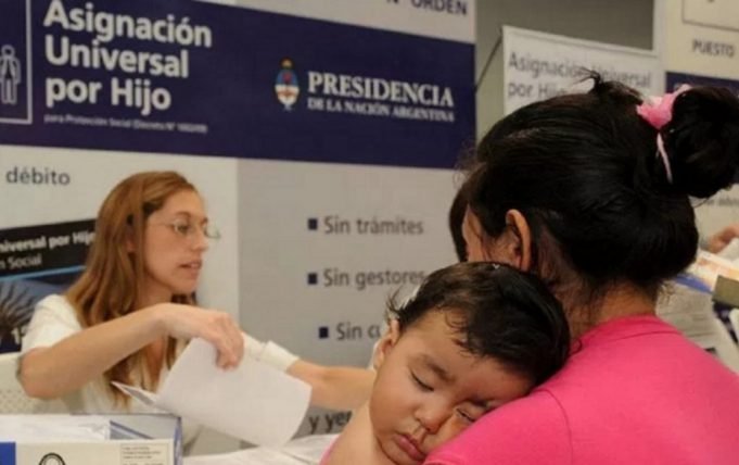 AUH: BENEFICIARIOS RECIBIRÁN UN BONO DE $20.000.