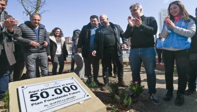 SEMANA DEL ÁRBOL: MARTÍN LLARYORA PLANTÓ EL EJEMPLAR NÚMERO 50.000 DE SU GESTIÓN.