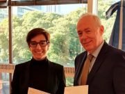 PAPELÓN DEL GOBIERNO: RECIBIERON AL EMBAJADOR DE SUIZA CON LA BANDERA DE DINAMARCA.