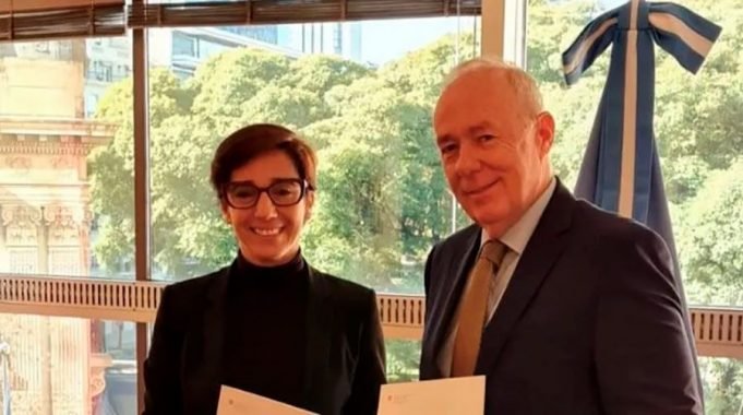 PAPELÓN DEL GOBIERNO: RECIBIERON AL EMBAJADOR DE SUIZA CON LA BANDERA DE DINAMARCA.