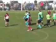 INDIGNANTE: UN JUGADOR GOLPEÓ Y TIRÓ AL PISO A UNA MUJER ÁRBITRO. ¡MIRÁ!