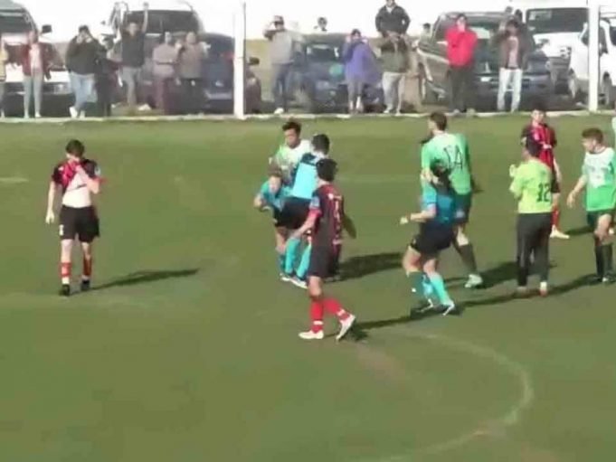 INDIGNANTE: UN JUGADOR GOLPEÓ Y TIRÓ AL PISO A UNA MUJER ÁRBITRO. ¡MIRÁ!