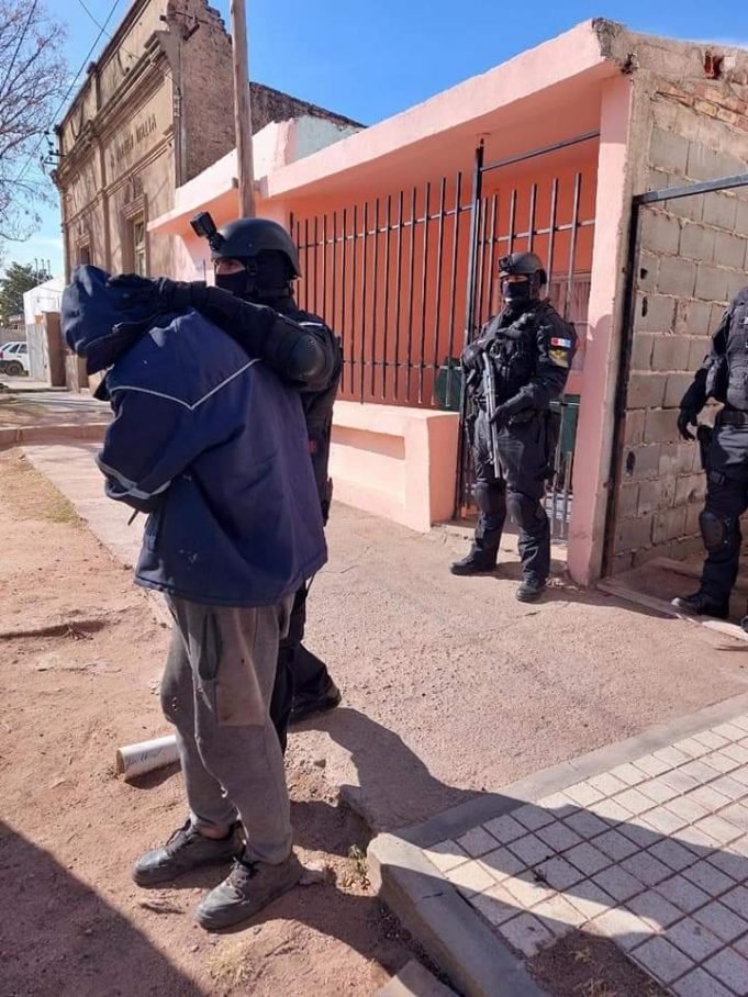 FPA EN AV. ARGENTINA: DETUVIERON A UN HOMBRE QUE AL VER A LOS EFECTIVOS EN SU CASA INTENTÓ DESHACERSE DE LA DROGA.