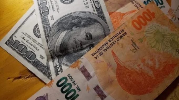 LE ROBARON MÁS DE UN MILLÓN Y MEDIO ENTRE PESOS Y DOLARES A UN ADULTO MAYOR.