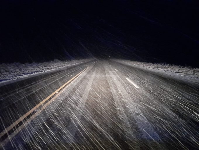 NIEVE Y LLUVIA EN CÓRDOBA: EL CAMINO A LAS ALTAS CUMBRES ESTÁ CORTADO POR HIELO EN LA CALZADA.