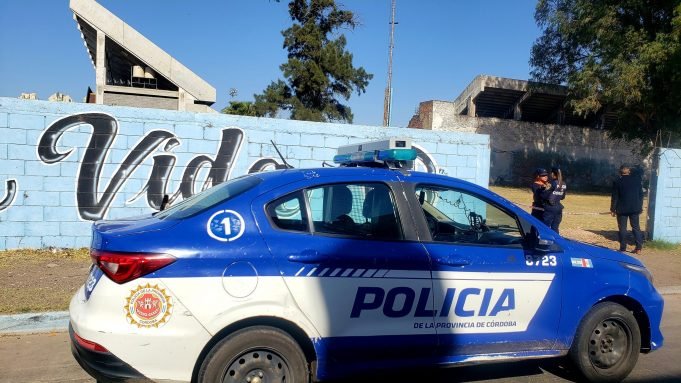 MACABRO HALLAZGO: PERROS COMÍAN RESTOS DE UNA PIERNA HUMANA CALCINADA EN B° ALBERDI. SERÍA DE UNA MUJER.