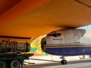 ¡SÓLO EN CÓRDOBA PAPÁ!: SE VIRALIZÓ UN AVIÓN QUE SE ATASCÓ EN UN PUNTE DE CIRCUNVALACIÓN.