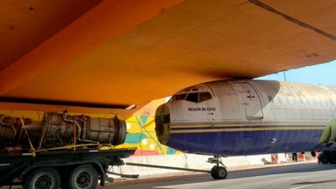 ¡SÓLO EN CÓRDOBA PAPÁ!: SE VIRALIZÓ UN AVIÓN QUE SE ATASCÓ EN UN PUNTE DE CIRCUNVALACIÓN.