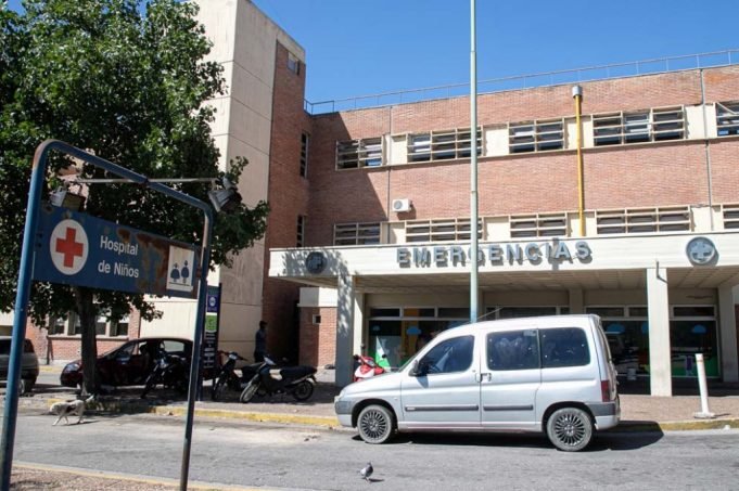 CÓRDOBA: DIERON DE ALTA AL BEBÉ QUE FUE SALVADO POR SU MAMÁ ANTES DE SER ARROLLADA POR UN TREN.