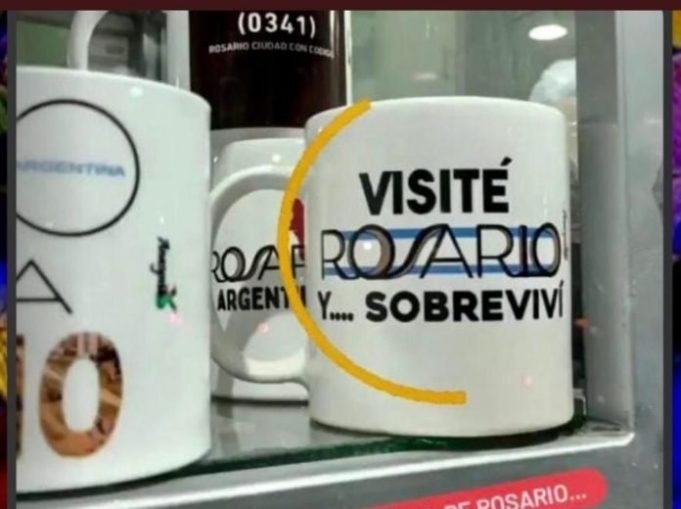 PASA EN REDES: “¡VISITÉ ROSARIO Y SOBREVIVÍ!” DICE LA ESCRITURA VIRAL EN LAS TAZAS QUE VENDEN EN LA TERMINAL DE ESA CIUDAD GOLPEADA POR LA INSEGURIDAD.