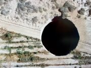 CHILE: SORPRENDENTE Y GIGANTE SOCAVÓN ASUSTA A LOS CHILENOS. INVESTIGAN SI ES NATURAL O PRODUCTO DE TRABAJOS DE MINERÍA.