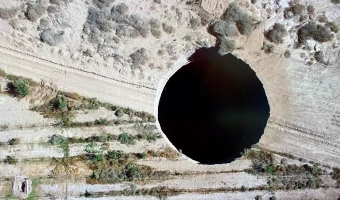 CHILE: SORPRENDENTE Y GIGANTE SOCAVÓN ASUSTA A LOS CHILENOS. INVESTIGAN SI ES NATURAL O PRODUCTO DE TRABAJOS DE MINERÍA.