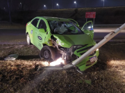 UN REMIS QUE TRASLADABA A SEIS PERSONAS CHOCÓ CONTRA UN POSTE EN CIRCUNVALACIÓN.