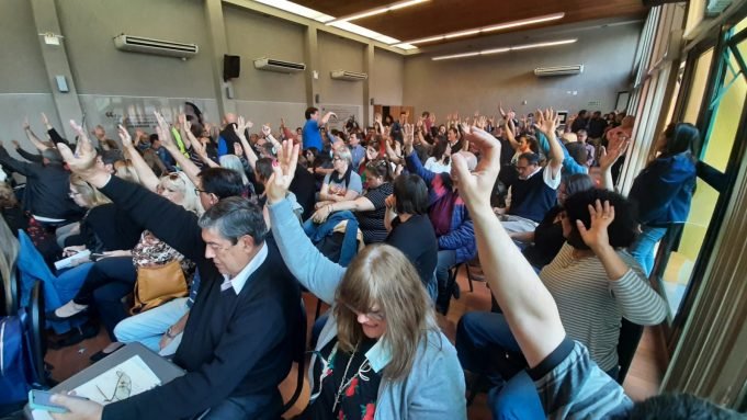 UEPC rechazó la nueva oferta salarial y confirmó el paro docente para este jueves.