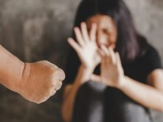 ALTA GRACIA: UNA MUJER FUE AGREDIDA FÍSICAMENTE POR SU EX PAREJA. SUS AMIGOS LO ACOMPAÑARON Y NO HICIERON NADA PARA FRENARLO.