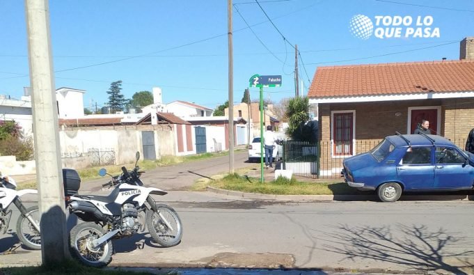 DEÁN FUNES: UN R12 CHOCÓ CONTRA UN CANASTO DE BASURA EN UNA VIVIENDA DE B° BELGRANO. EL CONDUCTOR APARENTEMENTE ESTABA DESCOMPUESTO.
