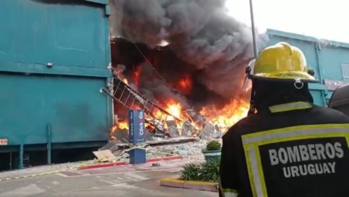 URUGUAY: SE INCENDIÓ UN SHOPPING DE PUNTA DEL ESTE. ¡POR SUERTE NO HUBO HERIDOS!